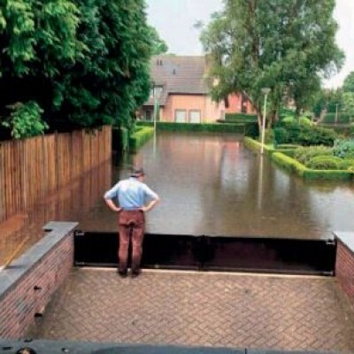 Handmatig waterkerende schotten plaatsen